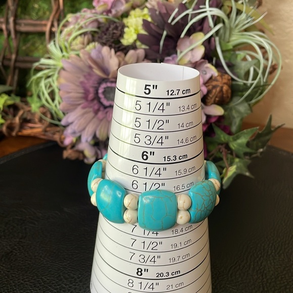 Turquoise and White Dyed Howlite Elastic Bracelet - Picture 4 of 6